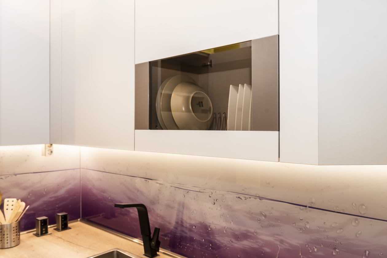 Proiect mobila Bucatarie pe trei pereti, cu masa integrata extractabila, expusa in Showroom YUKA, 5m², L 610 x H 240cm, realizat 19 Martie 2018 COD.4178