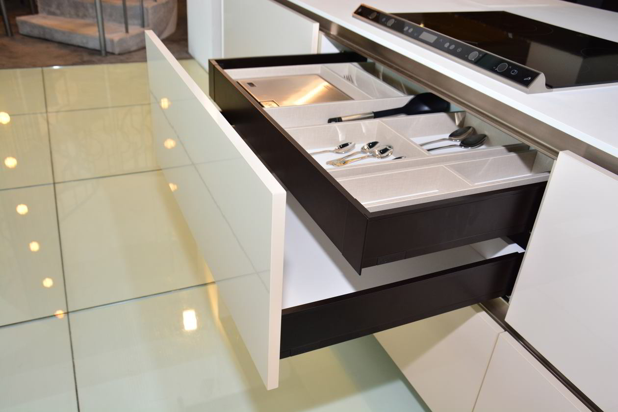 Proiect mobila Bucatarie pe trei pereti, fara manere, cu masa integrata culisanta, masa integrata extractabila, expusa in Showroom YUKA, 17m², L 947 x H 234cm, realizat 10 Octombrie 2014 COD.4179