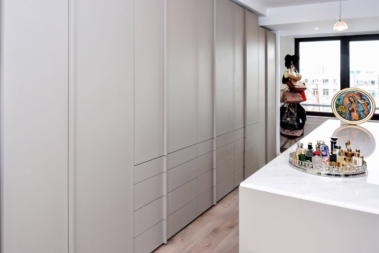 Proiect mobila Dressing unit cu Dormitor, pe trei pereti, cu module pe mijloc, sistem inchidere cu usi batante, 43m², 25 August 2016, Realizat COD.4195