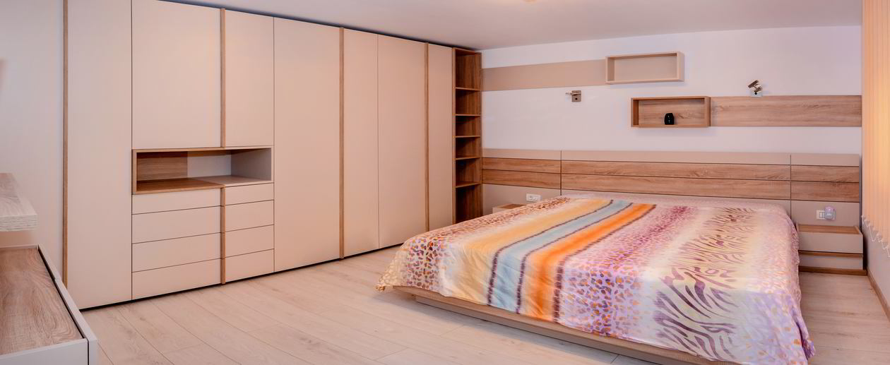 Proiect mobila Dormitor matrimonial, cu dulap pana in tavan, pat central, compozitie mica pentru TV, 16m², realizat 10 Mai 2017 COD.4208