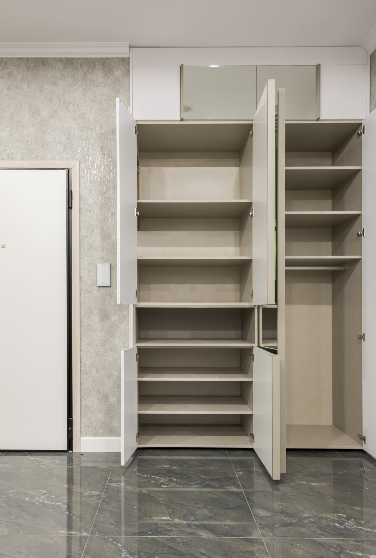 Proiect mobila Bucatarie pe trei pereti, pana in tavan, cu insula, fara manere, semi-masa integrata, unita cu Living-Room si Hol, 15m², L 869 x H 282cm, realizat 16 Aprilie 2018 COD.4269