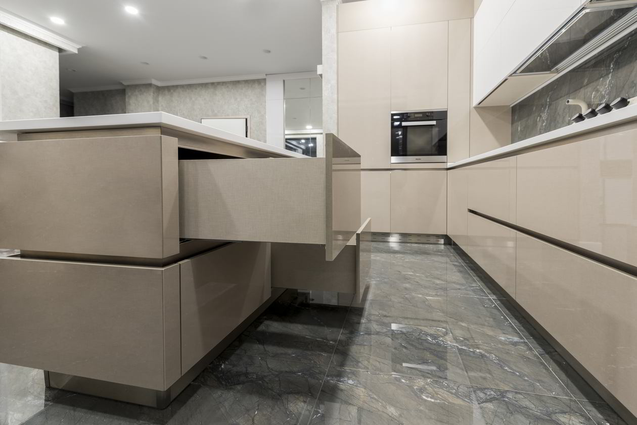 Proiect mobila Bucatarie pe trei pereti, pana in tavan, cu insula, fara manere, semi-masa integrata, unita cu Living-Room si Hol, 15m², L 869 x H 282cm, realizat 16 Aprilie 2018 COD.4269