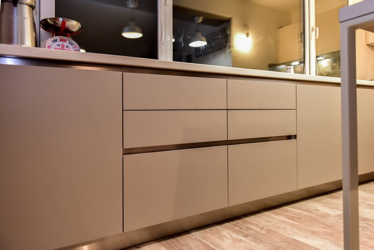Proiect mobila Bucatarie pe colt, cu peninsula, fara manere, cu masa integrata fixa, partial in Balcon, unita cu Living-Room, 32m², L 808 x H 212cm, 16 August 2016, Realizat COD.4292