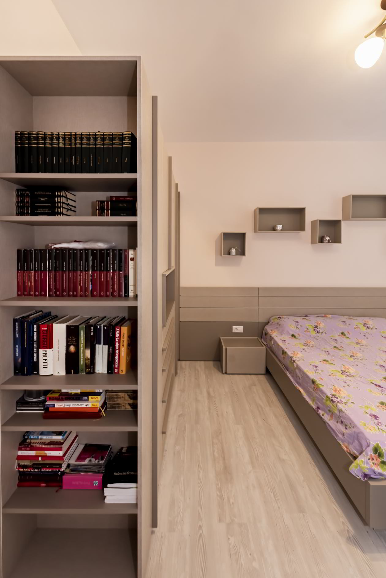Proiect mobila Dormitor individual, cu pat central, dulap, compozitie mica pentru TV, birou integrat, 16m², realizat 20 Ianuarie 2017 COD.4995