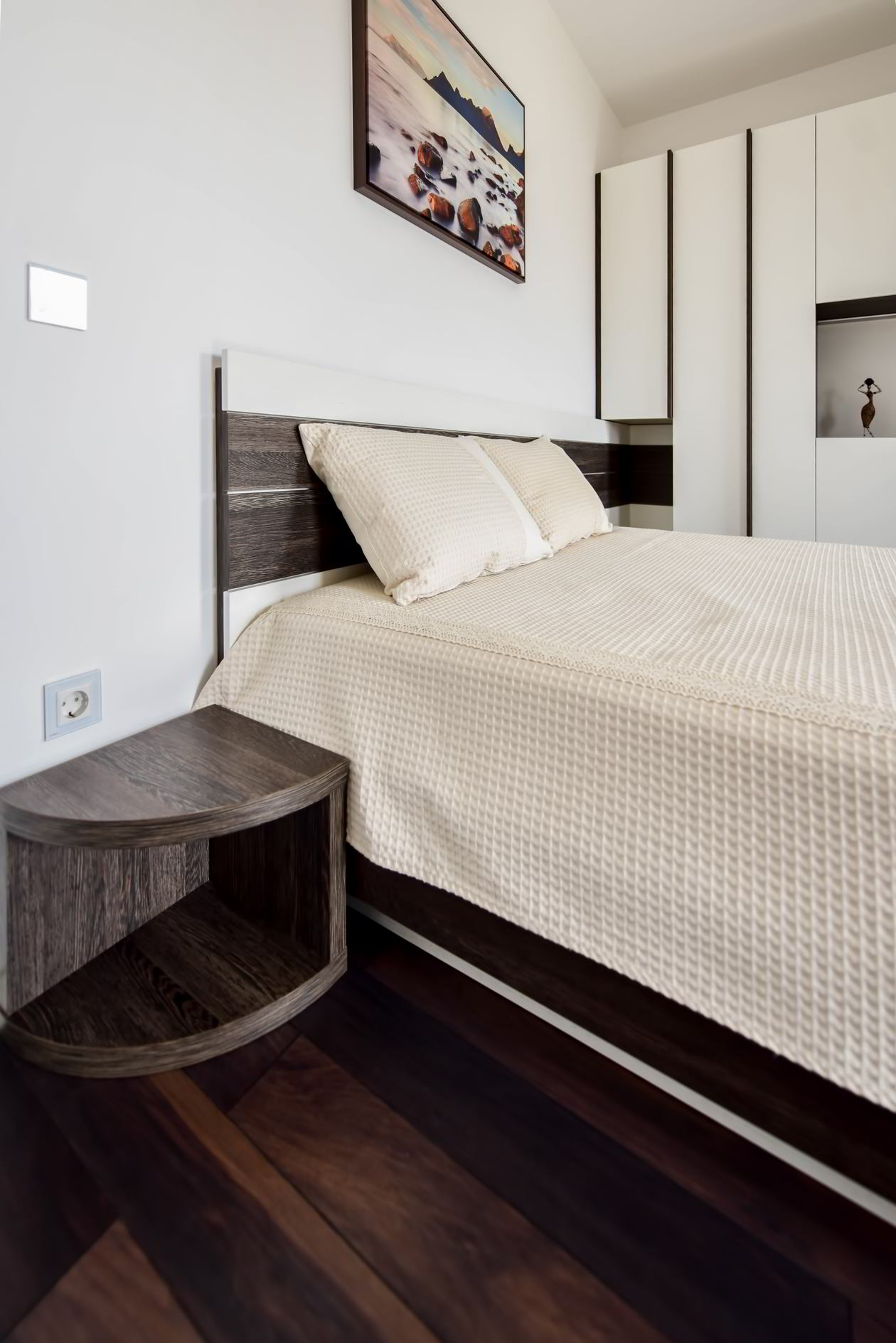 Proiect mobila Dormitor matrimonial, cu dulap, pat central, compozitie mica pentru TV, 16m², realizat 13 Aprilie 2018 COD.5023
