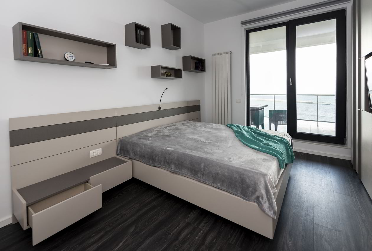Proiect mobila Dormitor matrimonial, cu pat central suspendat, dulap cu TV incadrat, 14m², realizat 31 Ianuarie 2019 COD.5071