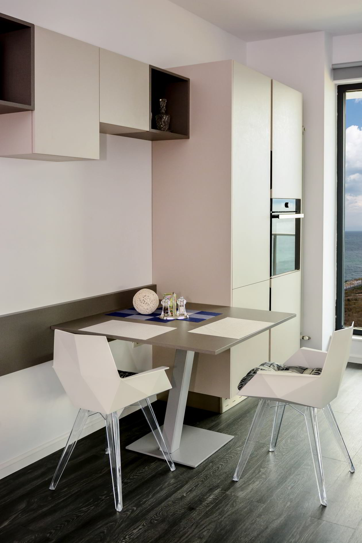 Proiect mobila Bucatarie pe trei pereti, fara manere, partial suspenadata, masa integrata extractabila, unita cu Living-Room, 12m², L 567 x H 244cm, realizat 31 Ianuarie 2019 COD.5393
