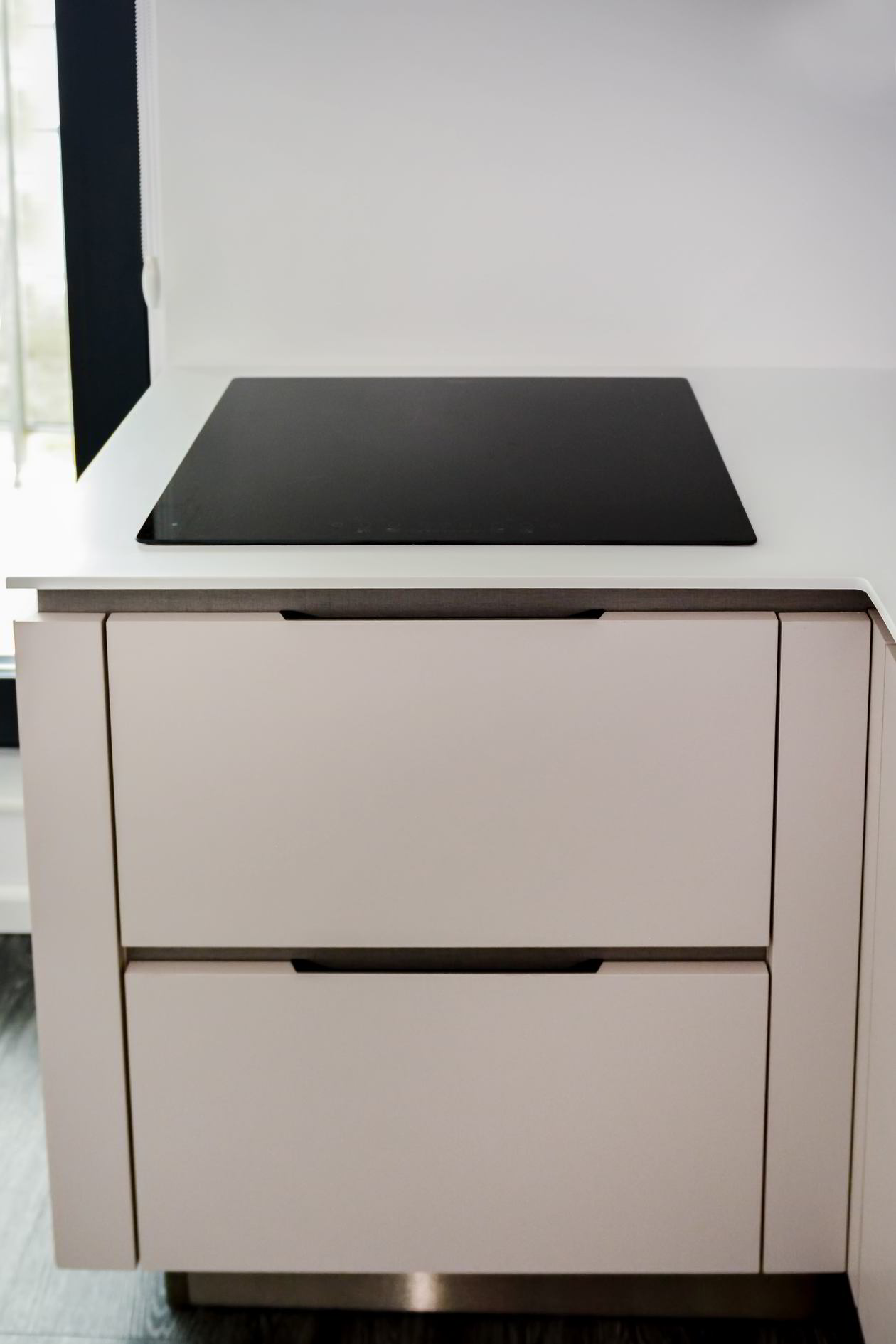 Proiect mobila Bucatarie pe trei pereti, fara manere, partial suspenadata, masa integrata extractabila, unita cu Living-Room, 12m², L 567 x H 244cm, realizat 31 Ianuarie 2019 COD.5393