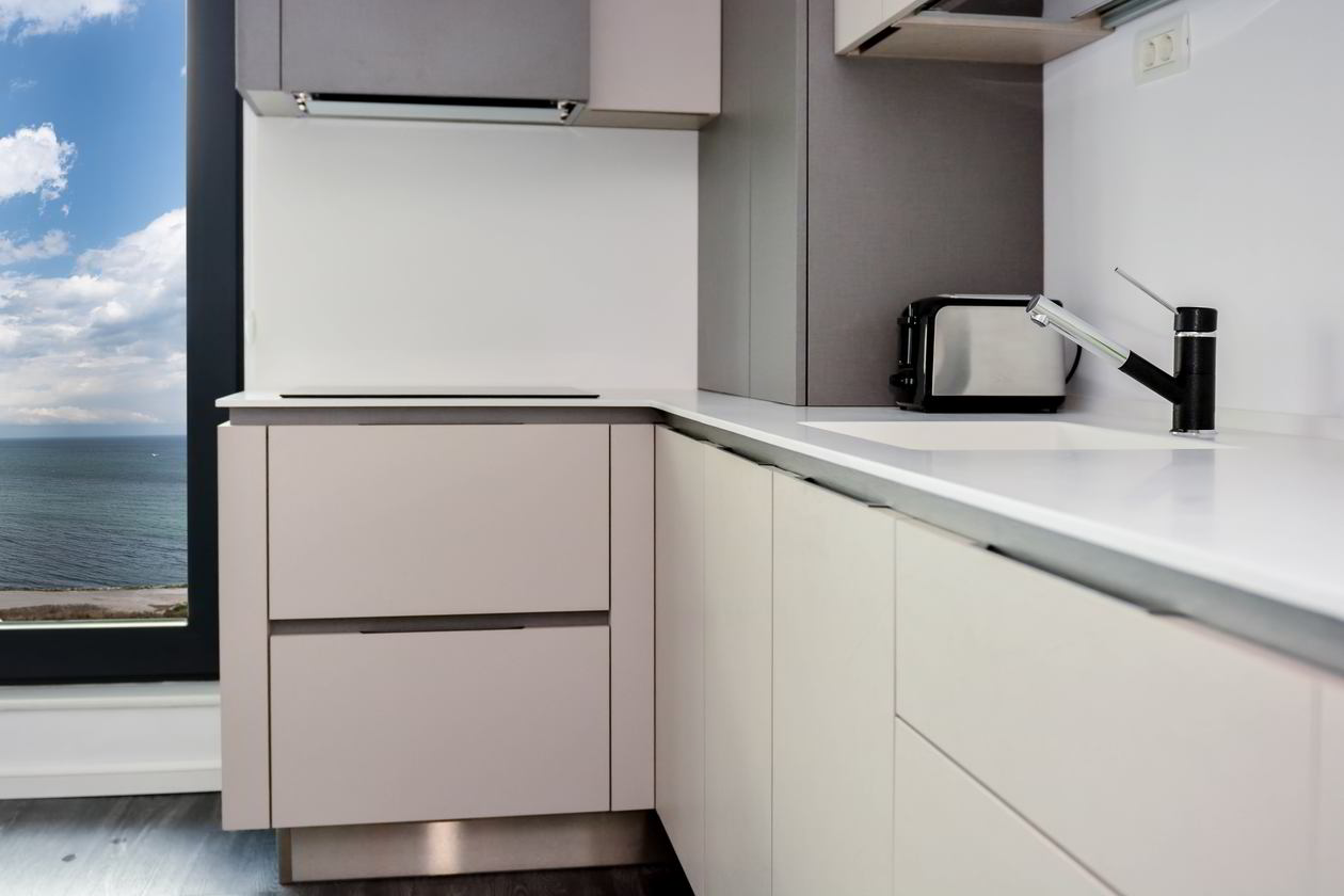 Proiect mobila Bucatarie pe trei pereti, fara manere, partial suspenadata, masa integrata extractabila, unita cu Living-Room, 12m², L 567 x H 244cm, realizat 31 Ianuarie 2019 COD.5393