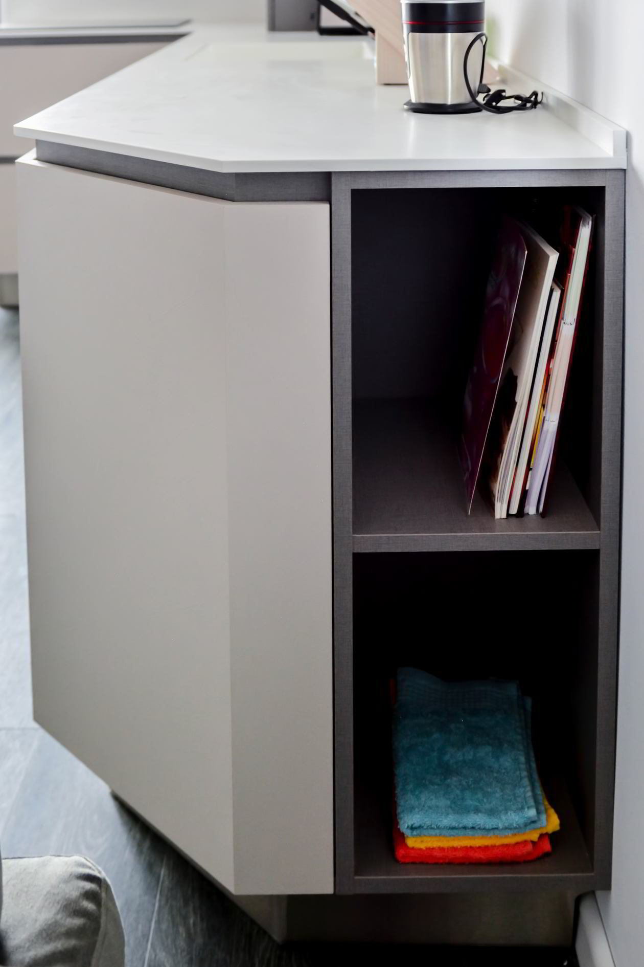 Proiect mobila Bucatarie pe trei pereti, fara manere, partial suspenadata, masa integrata extractabila, unita cu Living-Room, 12m², L 567 x H 244cm, realizat 31 Ianuarie 2019 COD.5393