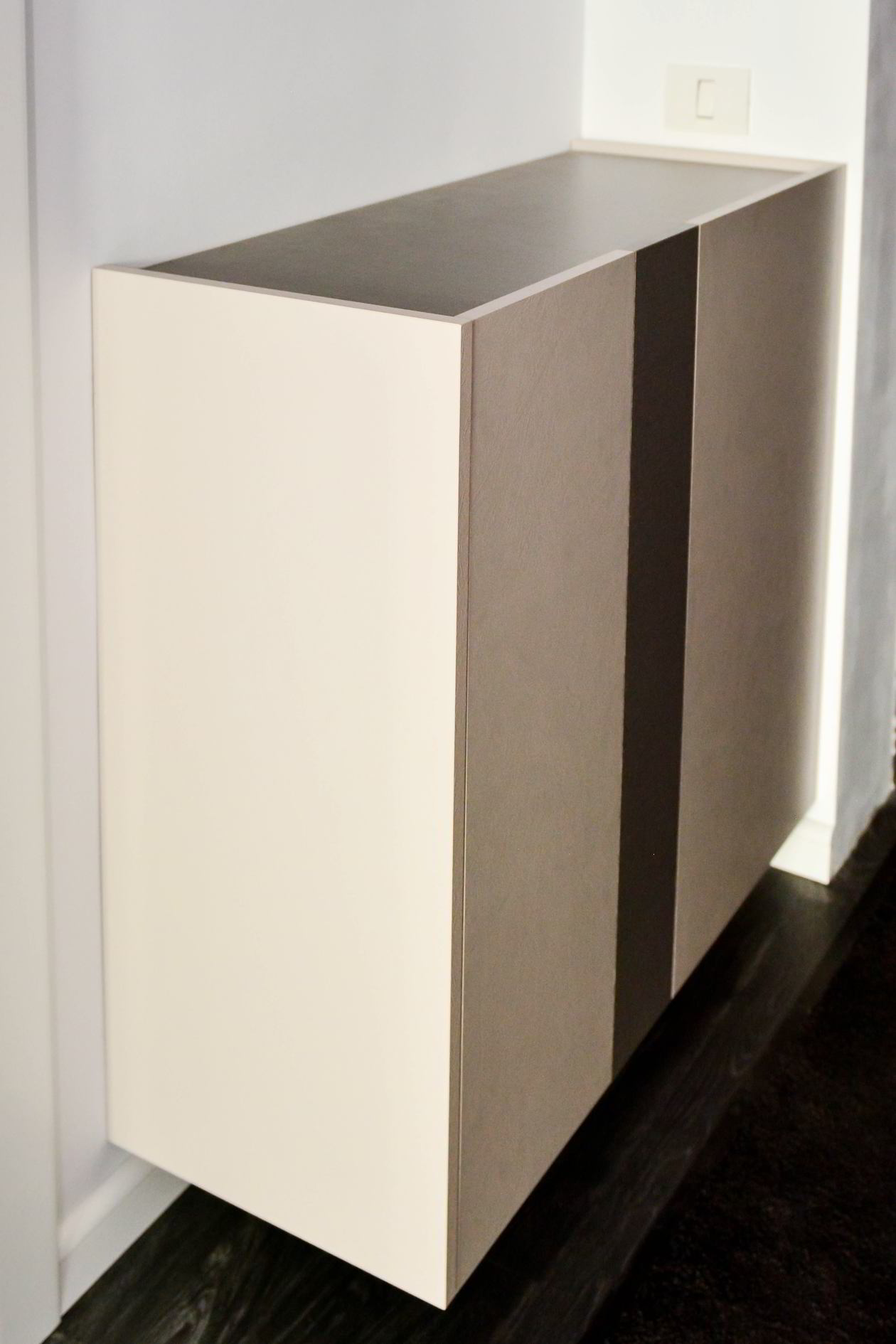 Proiect mobila Bucatarie pe trei pereti, fara manere, partial suspenadata, masa integrata extractabila, unita cu Living-Room, 12m², L 567 x H 244cm, realizat 31 Ianuarie 2019 COD.5393