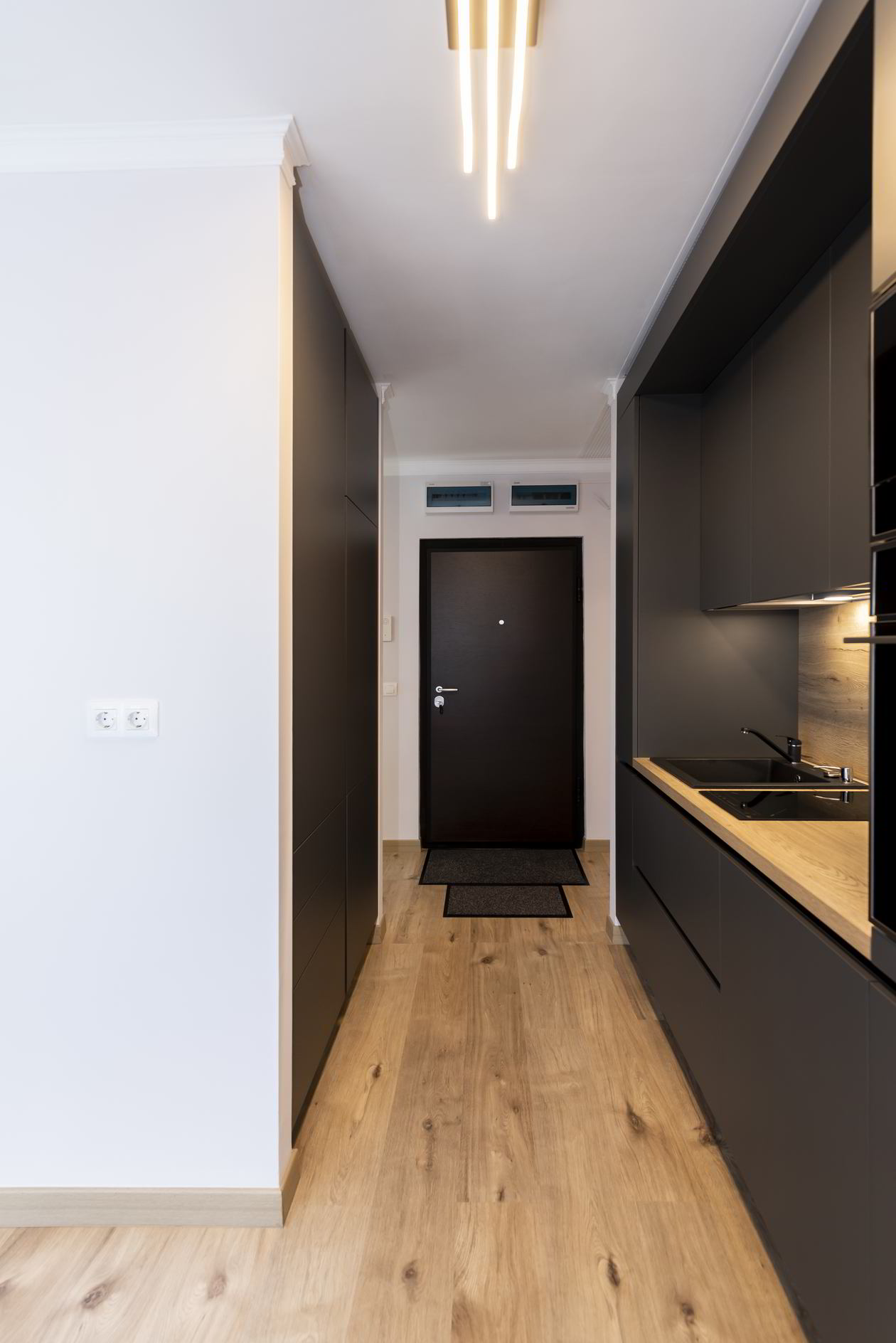 Proiect mobila Bucatarie pana in tavan, fara manere, pe doi pereti paraleli, unita cu Living-Room si Hol, 8m², L 437 x H 253cm, 24 August 2018, Realizat COD.5766