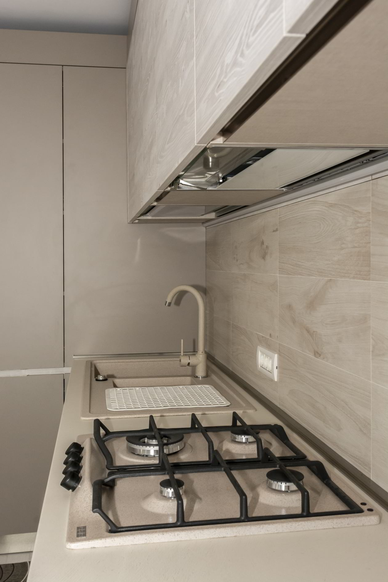 Mobila Living unit cu Bucatarie si Hol, 30m², amplasata pe trei pereti, 08 Martie 2018 Realizata COD.5795