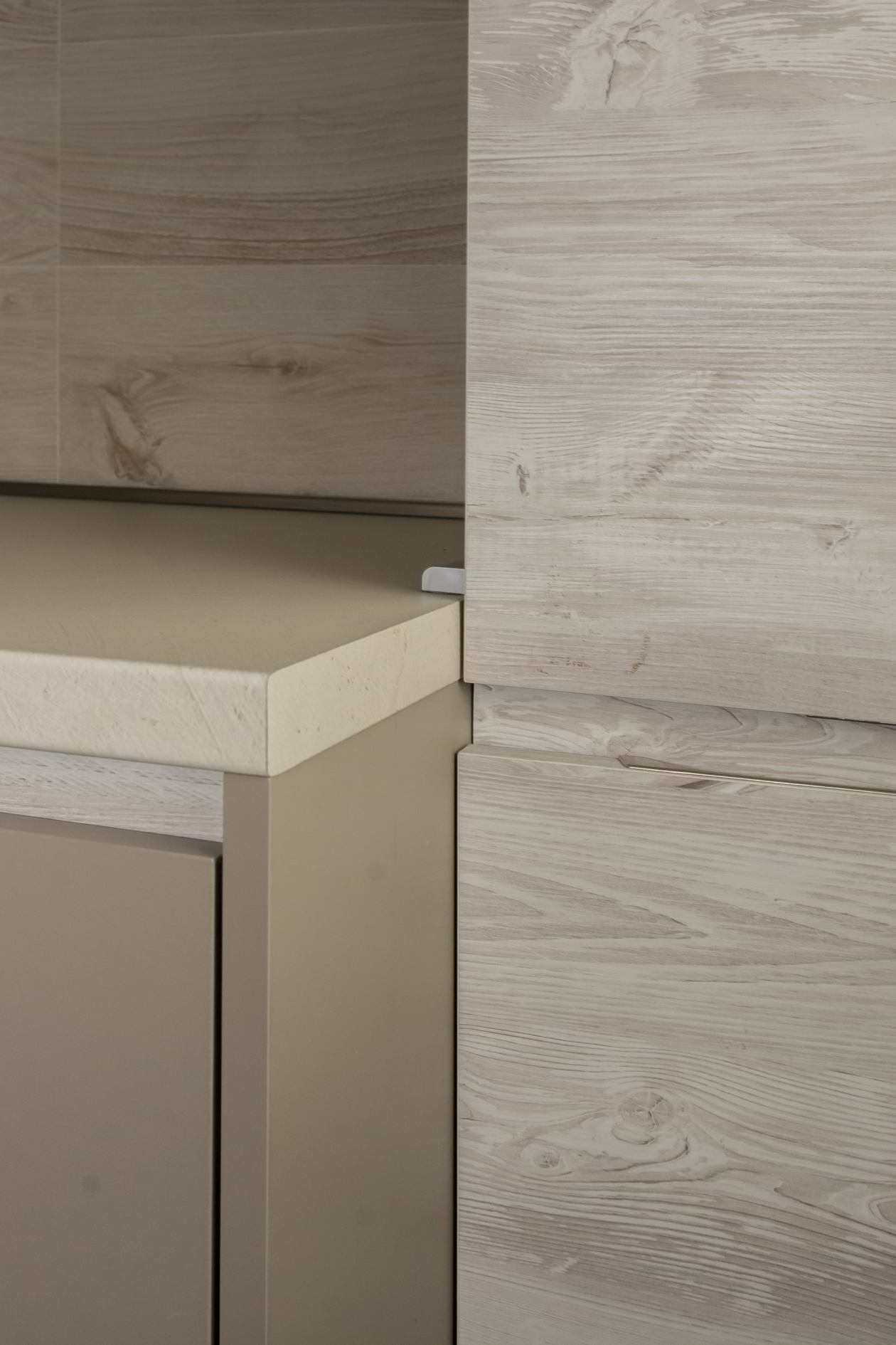 Proiect mobila Bucatarie pe colt, pana in tavan, cu peninsula, fara manere, cu semi-masa integrata, unita cu Living-Room si Hol, 10m², L 873 x H 241cm, realizat 08 Martie 2018 COD.5797