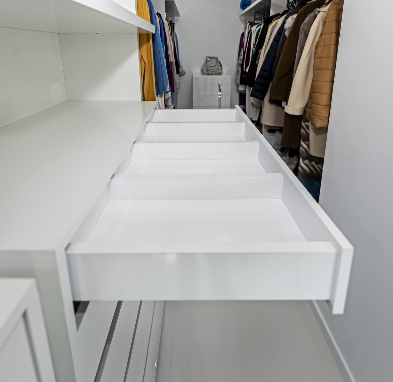 Proiect mobila Dressing-Room, pe doi pereti paraleli, birou integrat, 9m², 23 Mai 2019, Realizat COD.6072