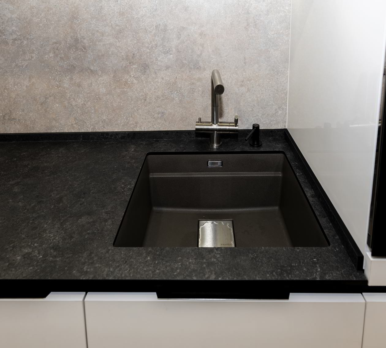Proiect mobila Bucatarie pe doi pereti, pana in tavan, fara manere, cu masa integrata rabatabila, 12m², L 481 x H 259cm, realizat 13 Septembrie 2017 COD.6075