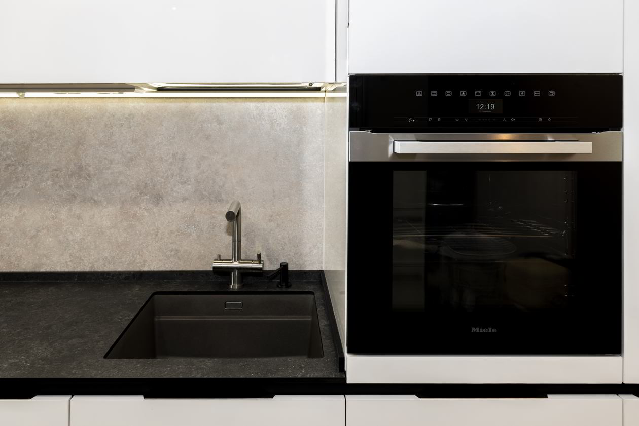 Proiect mobila Bucatarie pe doi pereti, pana in tavan, fara manere, cu masa integrata rabatabila, 12m², L 481 x H 259cm, realizat 13 Septembrie 2017 COD.6075