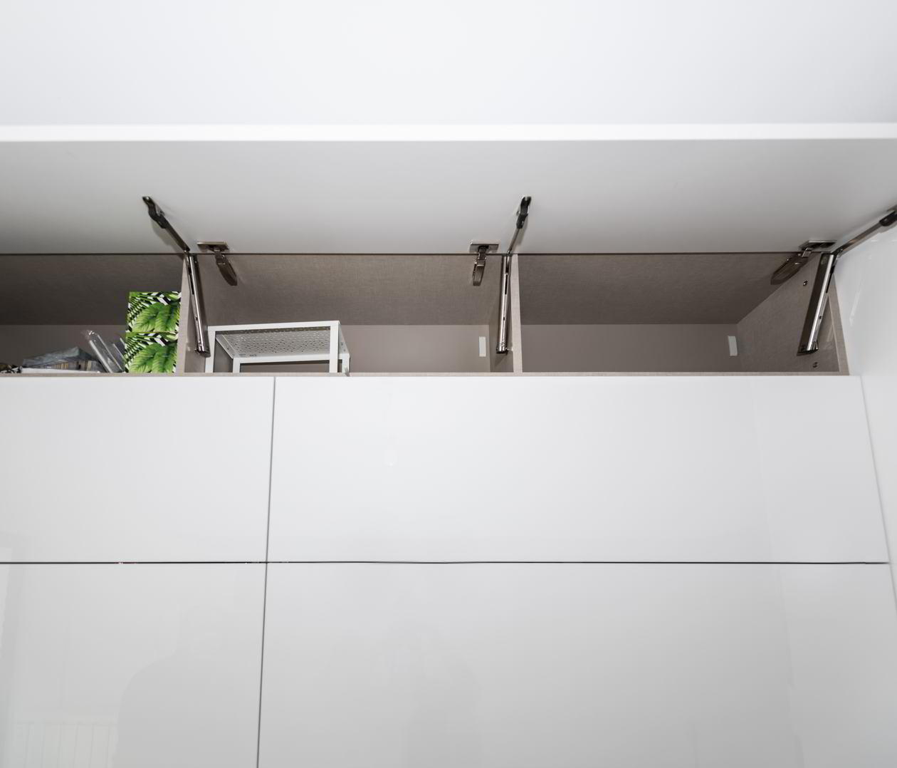 Proiect mobila Bucatarie pe doi pereti, pana in tavan, fara manere, cu masa integrata rabatabila, 12m², L 481 x H 259cm, realizat 13 Septembrie 2017 COD.6075