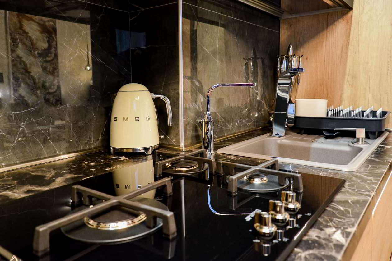 Proiect mobila Bucatarie pe un perete, fara manere, masa integrata extractabila, amplasata in Studio, 10m², L 367 x H 246cm, realizat 23 Aprilie 2019 COD.6085