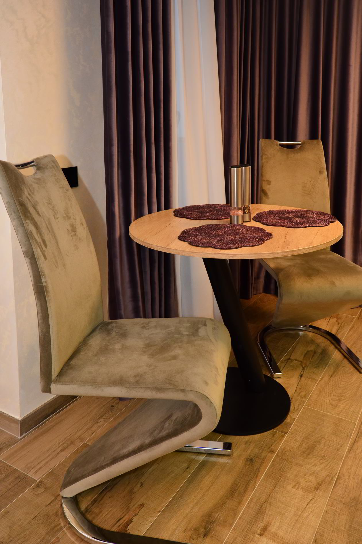 Proiect mobila Bucatarie pe un perete, fara manere, masa integrata extractabila, amplasata in Studio, 10m², L 367 x H 246cm, realizat 23 Aprilie 2019 COD.6085