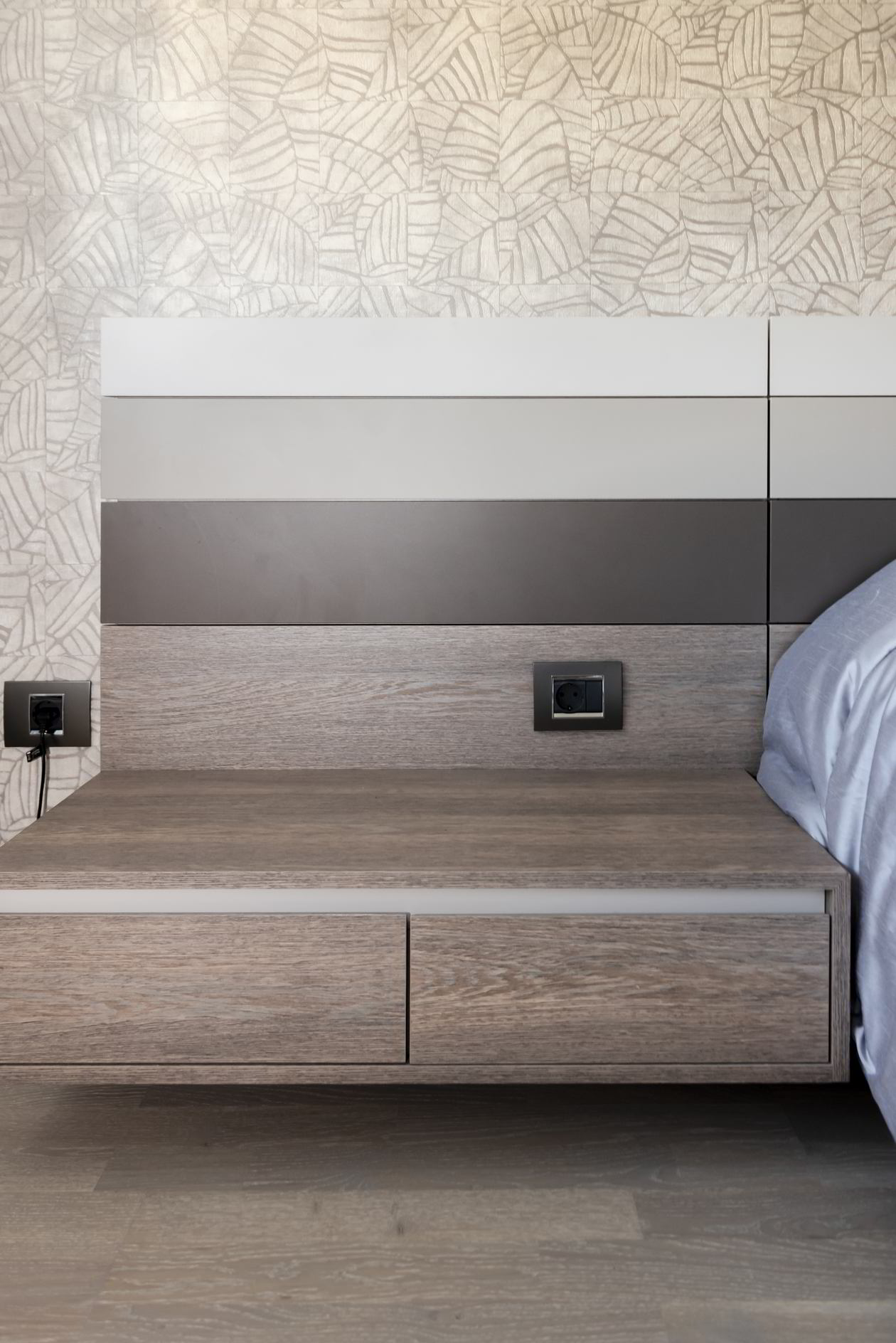 Proiect mobila Dormitor matrimonial, cu dulap pana in tavan, pat central, compozitie mica pentru TV, birou integrat, 17.4m², realizat 12 August 2019 COD.6269