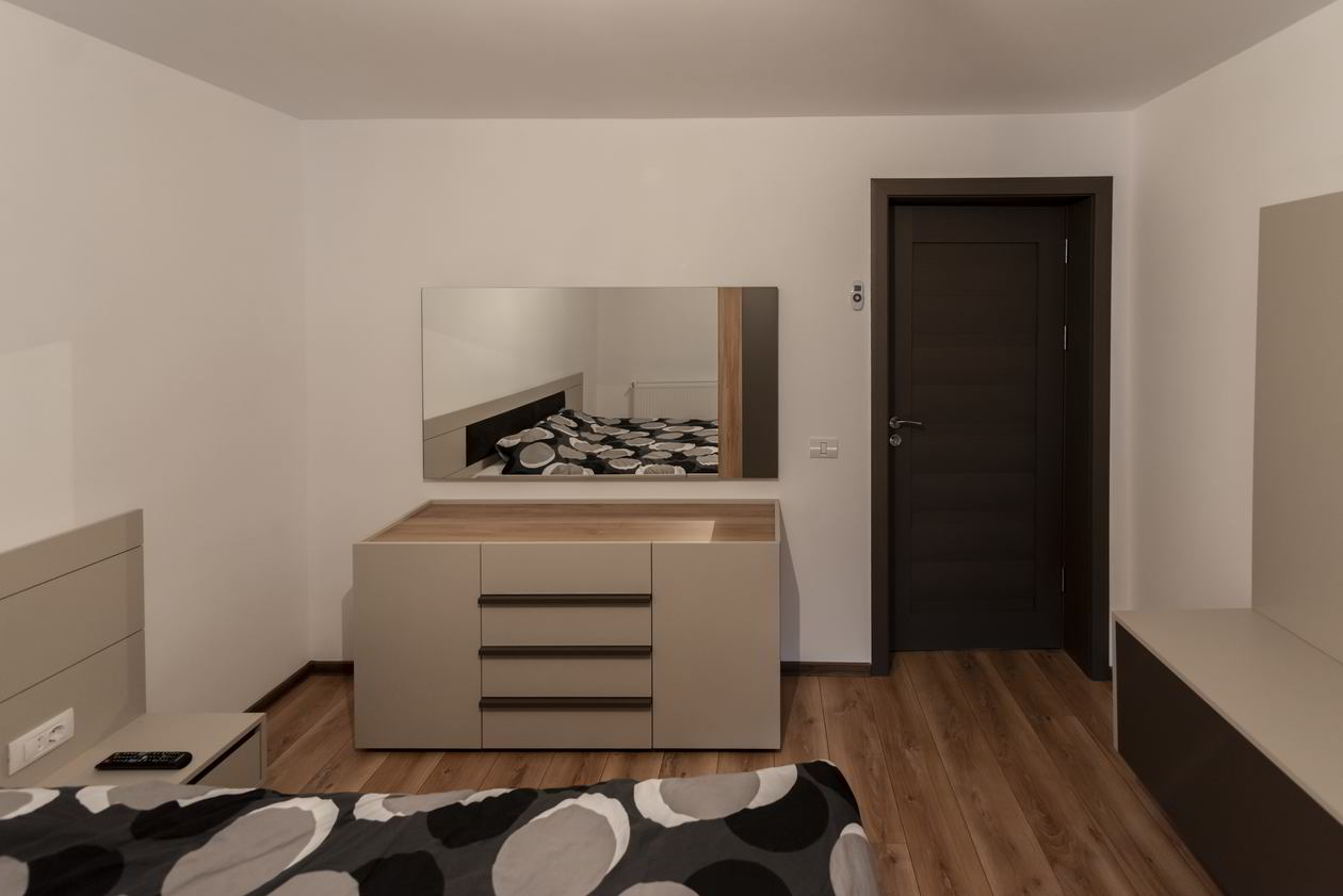 Proiect mobila Dormitor matrimonial, cu compozitie mica pentru TV, pat central suspendat, 15m², realizat 01 Septembrie 2019 COD.6376