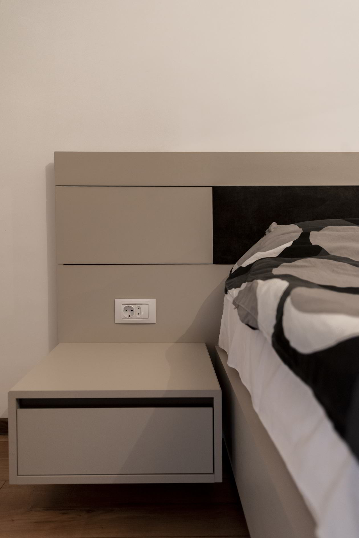 Proiect mobila Dormitor matrimonial, cu compozitie mica pentru TV, pat central suspendat, 15m², realizat 01 Septembrie 2019 COD.6376