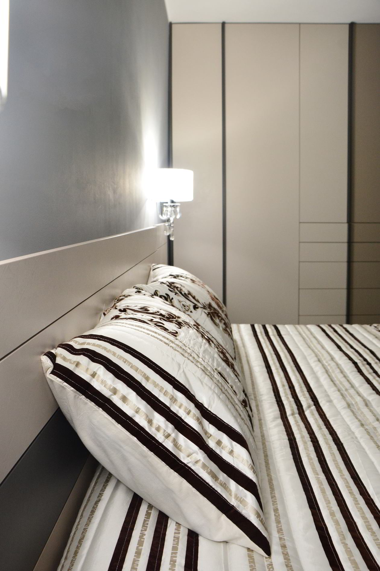 Proiect mobila Dormitor matrimonial, cu dulap pana in tavan, pat central suspendat, 14m², realizat 14 Mai 2019 COD.6423