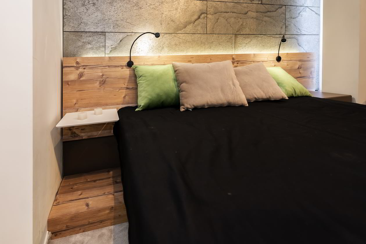 Proiect mobila Dormitor matrimonial, cu placare perete, pat central suspendat, 17m² — foto 4 din 7