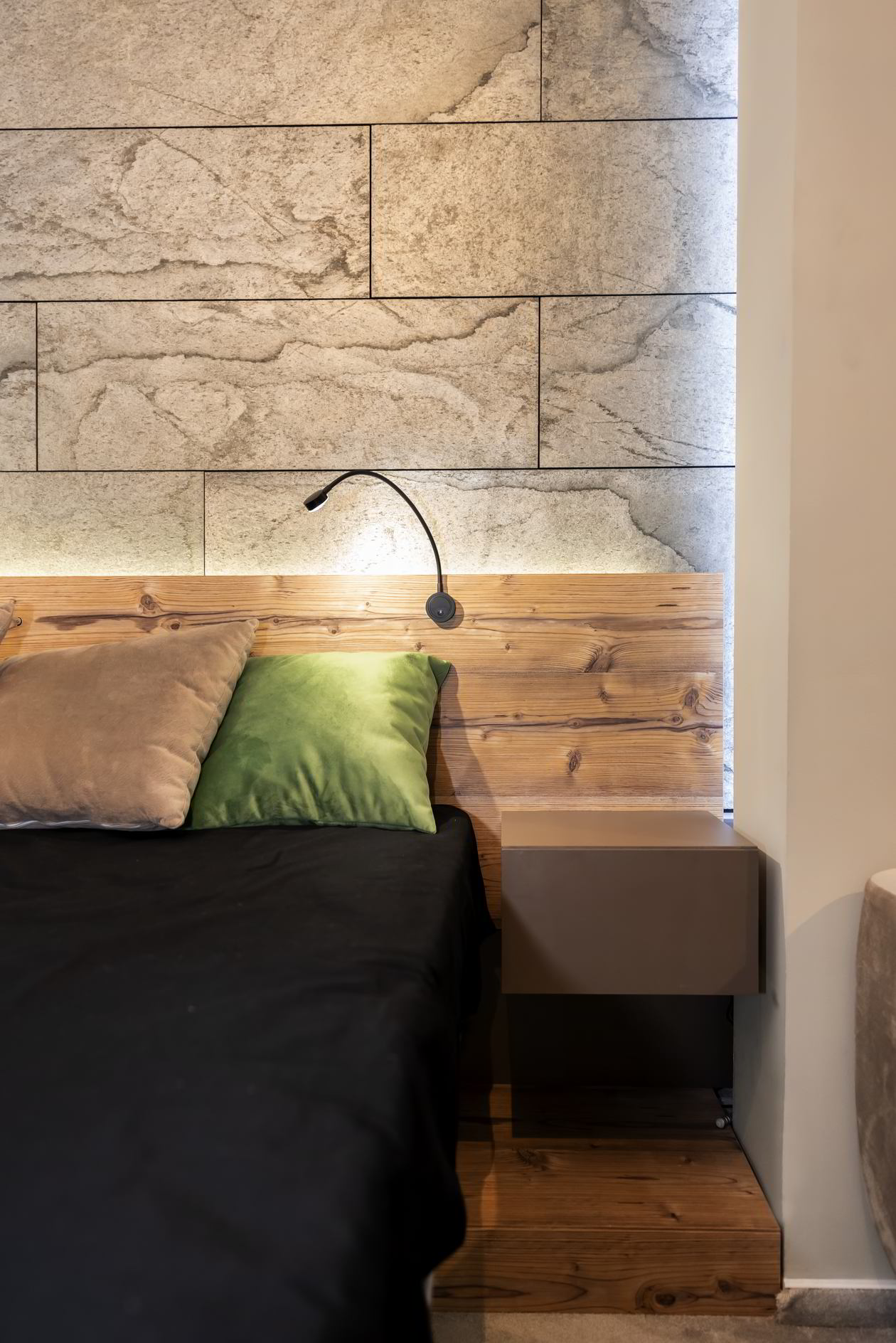 Proiect mobila Dormitor matrimonial, cu placare perete, pat central suspendat, 17m², realizat 01 Iulie 2019 COD.7281