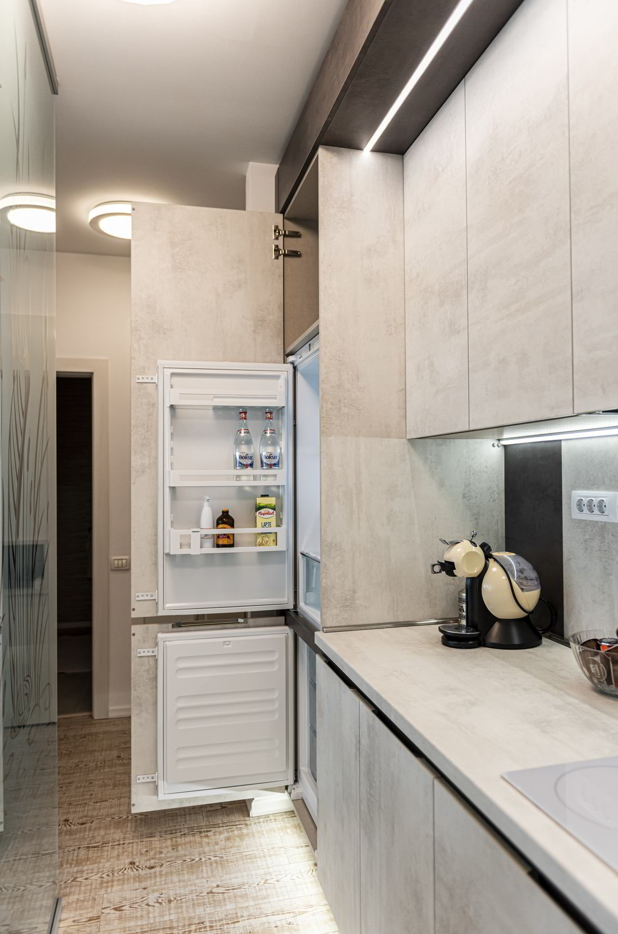 Proiect mobila Bucatarie pe colt cu o latura mica, pana in tavan, fara manere, unita cu Living-Room si Hol, 6m², L 551 x H 270cm, realizat 15 Iunie 2020 COD.7739