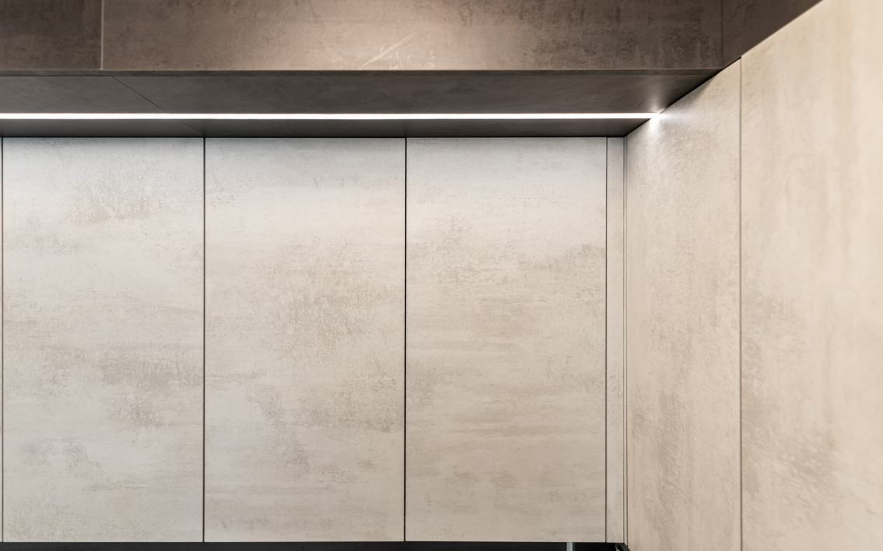 Proiect mobila Bucatarie pe colt cu o latura mica, pana in tavan, fara manere, unita cu Living-Room si Hol, 6m², L 551 x H 270cm, realizat 15 Iunie 2020 COD.7739