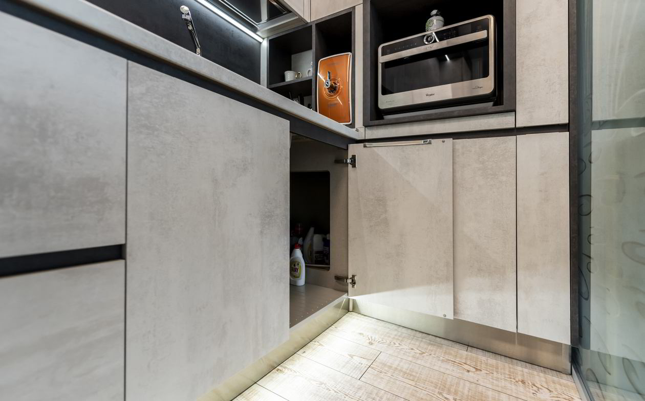 Proiect mobila Bucatarie pe colt cu o latura mica, pana in tavan, fara manere, unita cu Living-Room si Hol, 6m², L 551 x H 270cm, realizat 15 Iunie 2020 COD.7739