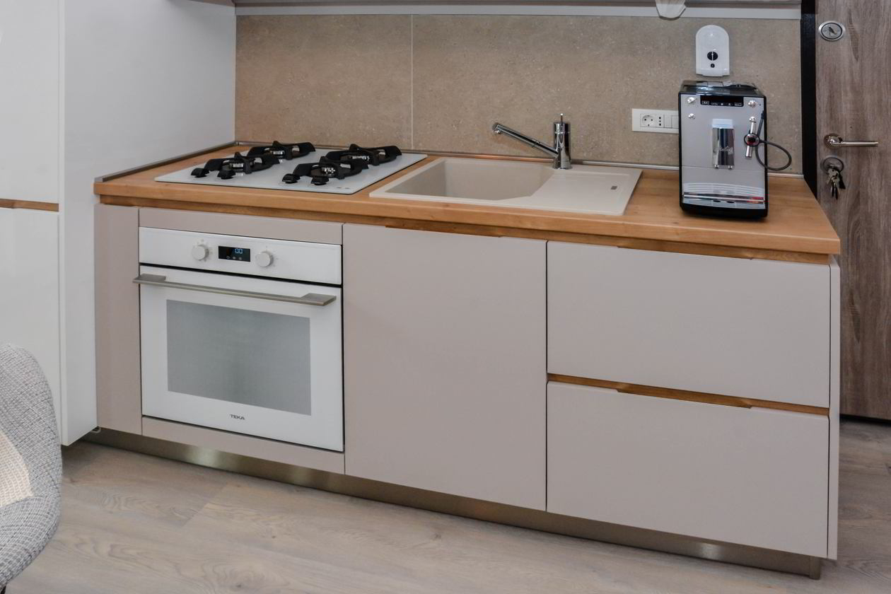 Proiect mobila Bucatarie pe un perete, fara manere, unita cu Living-Room si Hol, 7m², L 318 x H 237cm, realizat 17 Februarie 2020 COD.8177