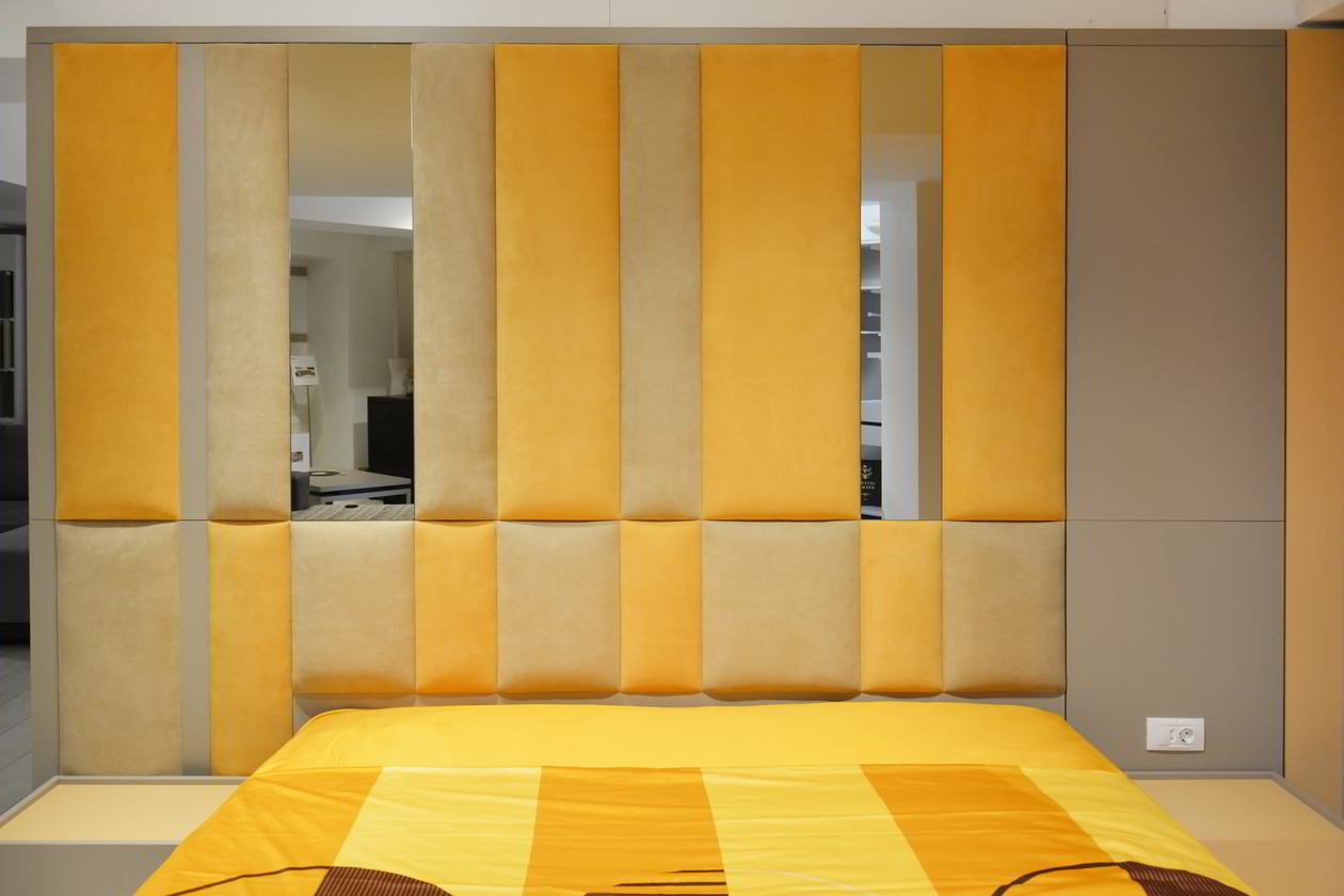 Proiect mobila Dormitor matrimonial, cu dulap pana in tavan, pat central suspendat, placare perete, 17m², realizat 01 Martie 2016 COD.1082
