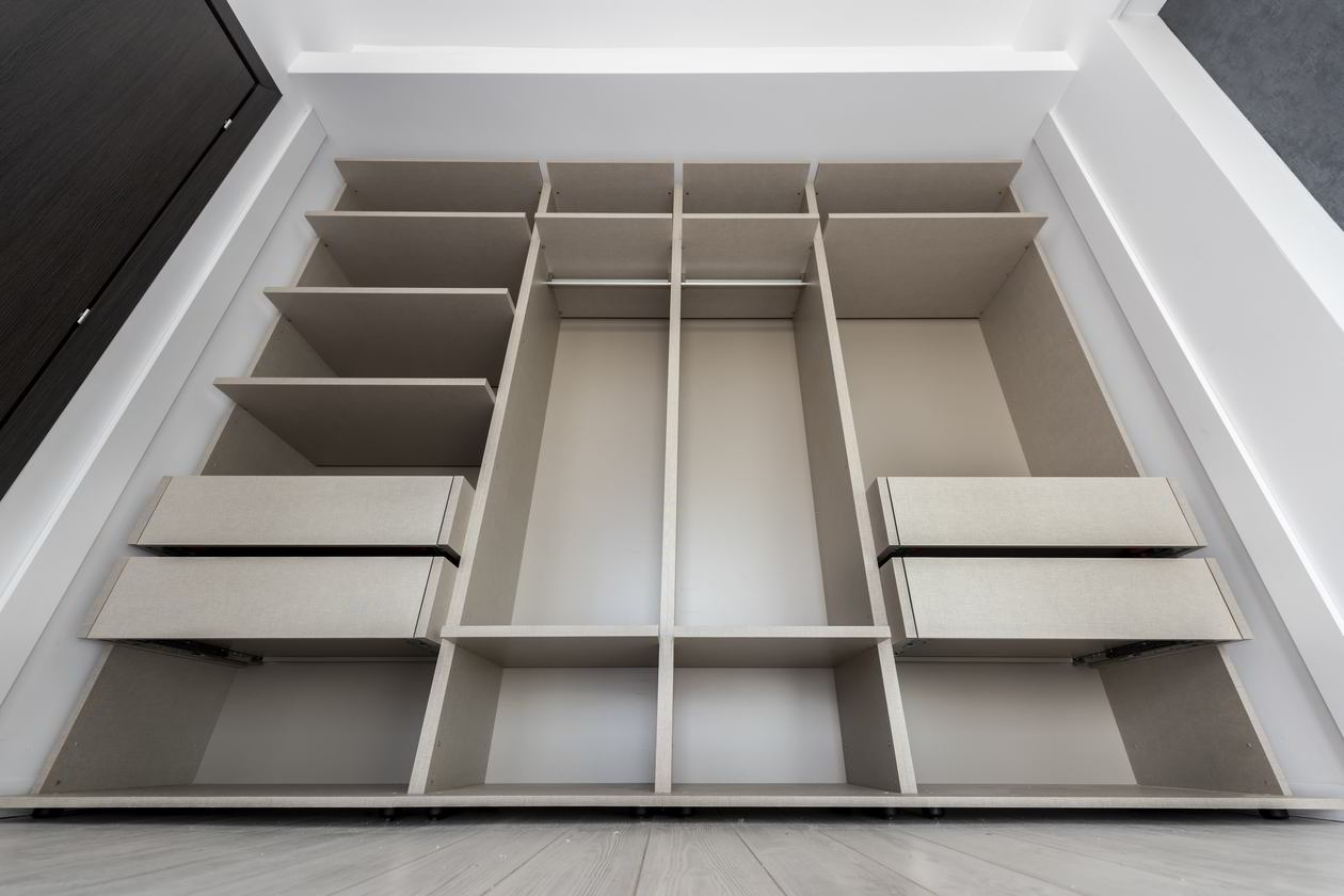 Mobila Living 18m², amplasata pe doi pereti, partial suspendata, cu dressing incadrat in nisa, 28 Aprilie 2020 realizata COD.9472