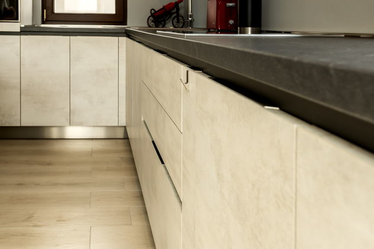 Proiect mobila Bucatarie cu insula, pe doi pereti, cu semi-masa integrata, 16m², L 984 x H 219cm, 14 Noiembrie 2020, Realizat COD.11924