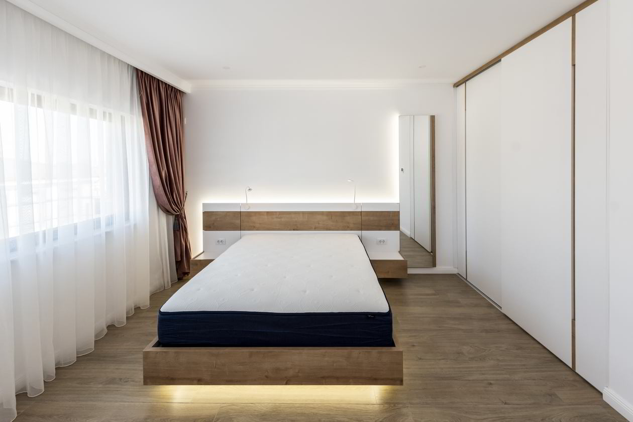 Proiect mobila Dormitor matrimonial, cu dulap pana in tavan, pat central suspendat, compozitie mica pentru TV, 20m², realizat 03 Iunie 2021 COD.13106