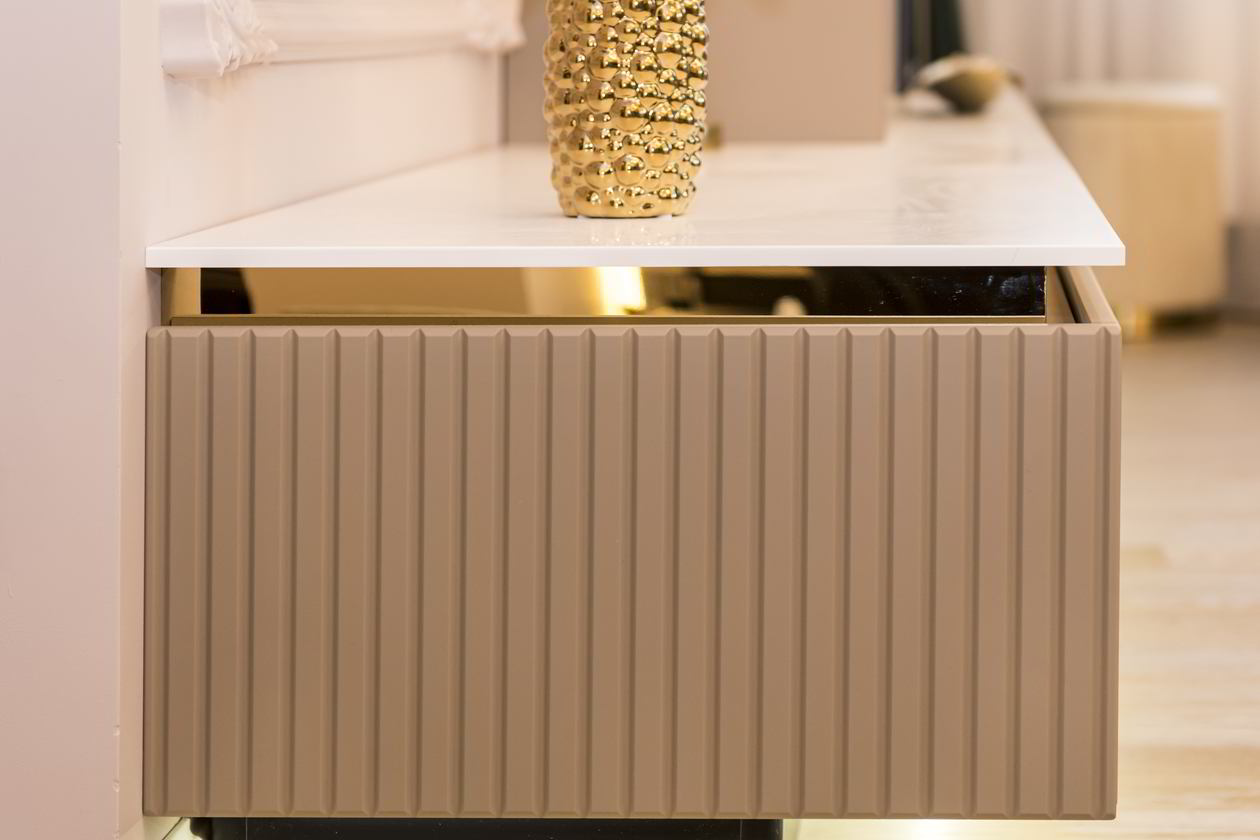 Mobila Living unit cu Bucatarie, Hol si Casa scarii, cu zona Dining, pe un perete Realizat 12 Noiembrie 2022 COD.15829