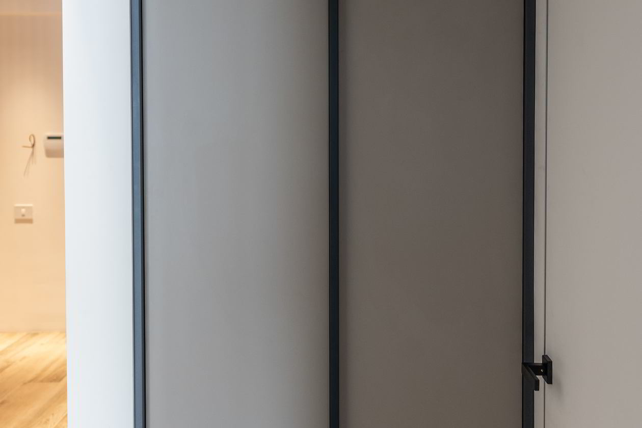 Proiect mobila Hol cu dulap pana in tavan, sistem inchidere cu usi batante, realizat 11 Mai 2023 COD.17112