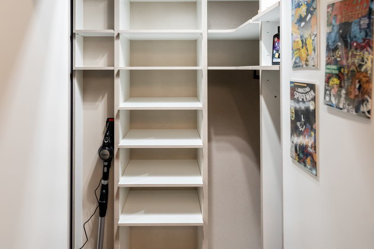 Proiect mobila Dressing unit cu Hol, pe colt, pana in tavan, sistem inchidere cu usi batante, L 245 x H 215cm, Realizat 21 Septembrie 2023 COD.18448