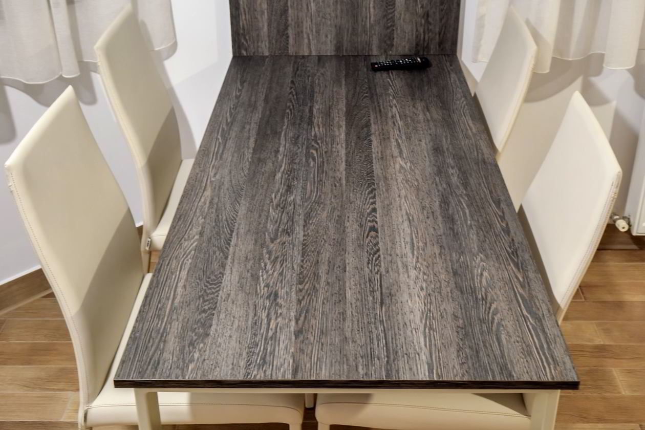 Proiect mobila Bucatarie pe doi pereti, fara manere, cu masa integrata fixa, 14m², L 651 x H 236cm, realizat 14 Martie 2017 COD.4175