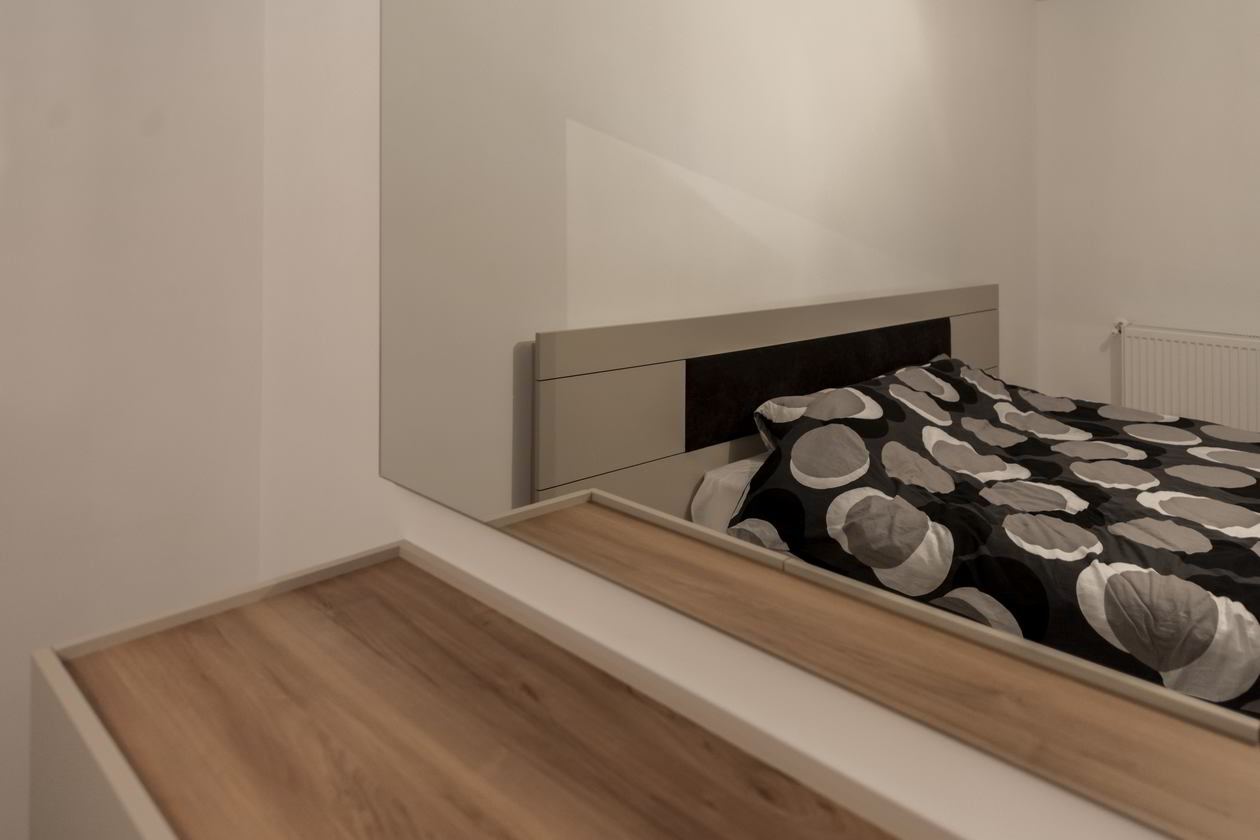 Proiect mobila Dormitor matrimonial, cu compozitie mica pentru TV, pat central suspendat, 15m², realizat 01 Septembrie 2019 COD.6376