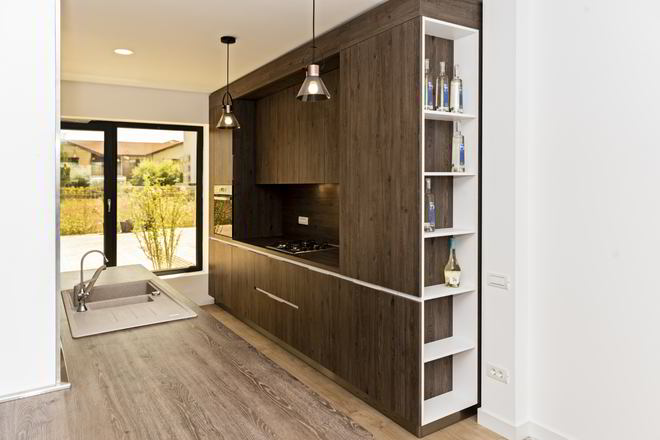 Mobila Bucatarie pana in tavan, cu peninsula, fara manere, pe doi pereti paraleli, cu masa integrata fixa, unita cu Living-Room si Hol, 18m², L 820 x H 270cm — foto 4 din 7