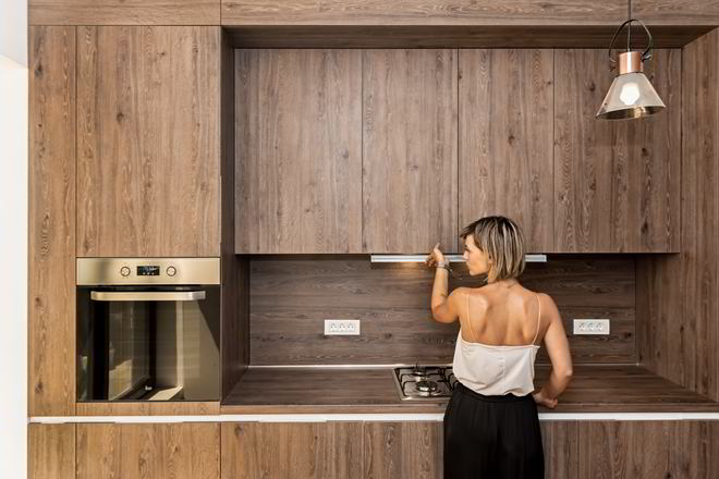 Mobila Bucatarie pana in tavan, cu peninsula, fara manere, pe doi pereti paraleli, cu masa integrata fixa, unita cu Living-Room si Hol, 18m², L 820 x H 270cm — foto 2 din 7