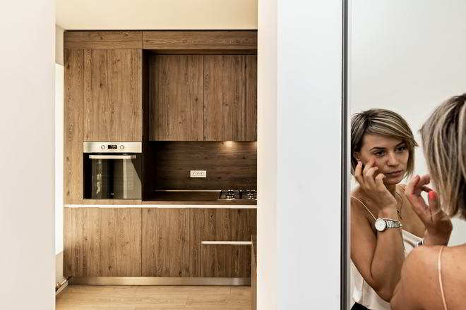 Mobila Bucatarie pana in tavan, cu peninsula, fara manere, pe doi pereti paraleli, cu masa integrata fixa, unita cu Living-Room si Hol, 18m², L 820 x H 270cm — foto 6 din 7
