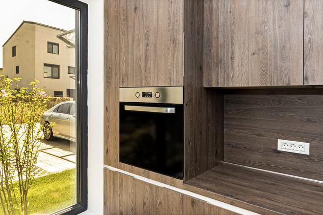 Mobila Bucatarie pana in tavan, cu peninsula, fara manere, pe doi pereti paraleli, cu masa integrata fixa, unita cu Living-Room si Hol, 18m², L 820 x H 270cm — foto 7 din 7
