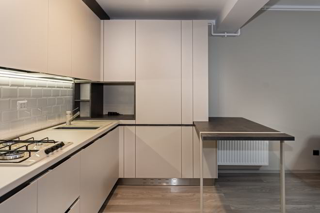 Mobila Bucatarie pana in tavan, fara manere, pe colt, cu masa integrata fixa, unita cu Living-Room si Hol, 10m², L 712 x H 251cm — foto 5 din 7