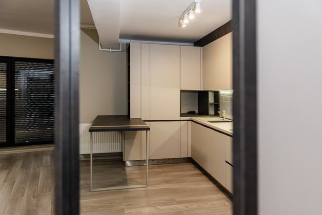 Mobila Bucatarie pana in tavan, fara manere, pe colt, cu masa integrata fixa, unita cu Living-Room si Hol, 10m², L 712 x H 251cm — foto 6 din 7