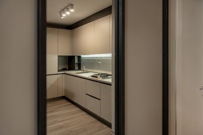 Mobila Bucatarie pana in tavan, fara manere, pe colt, cu masa integrata fixa, unita cu Living-Room si Hol, 10m², L 712 x H 251cm — foto 7 din 7